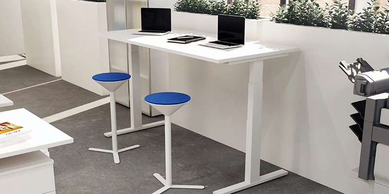 Postazione con scrivania regolabile
