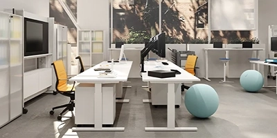 Ufficio ergonomico con scrivanie regolabili