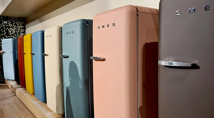 1 Esposizione di frigoriferi smeg al salone del mobile 2024