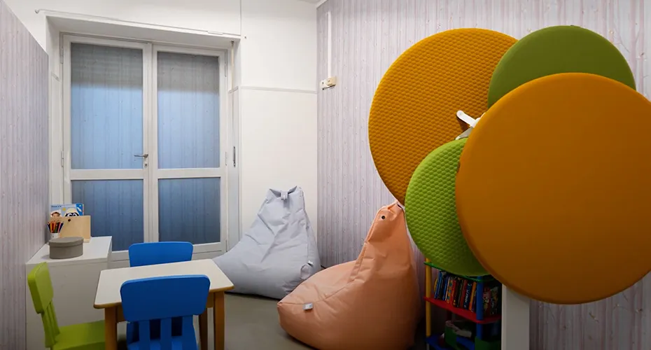 Lo spazio realizzato da mondoffice m'arreda per l'accoglienza dei bambini vittime di trauma e abusi per la fondazione forma Lo spazio realizzato da mondoffice m'arreda per l'accoglienza dei bambini vittime di trauma e abusi per la fondazione forma