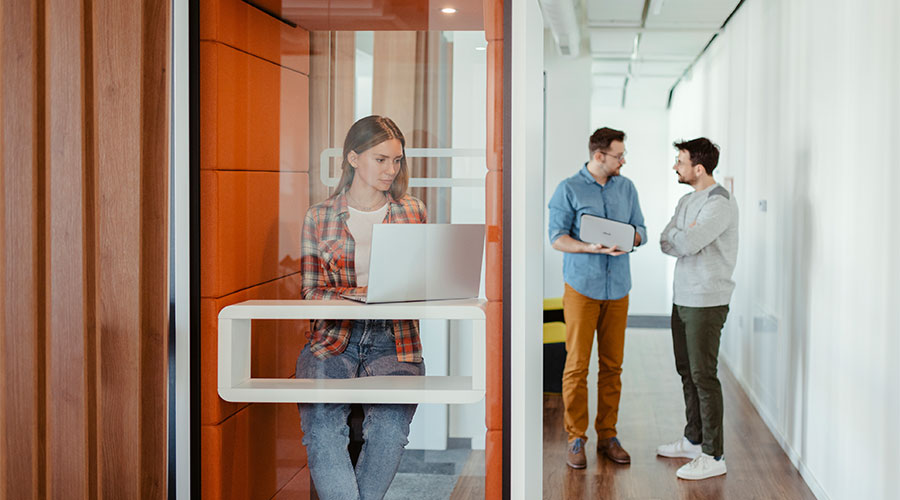 Istock-1473922395_900x500 Phone booth: la soluzione moderna per la privacy negli open space e oltre