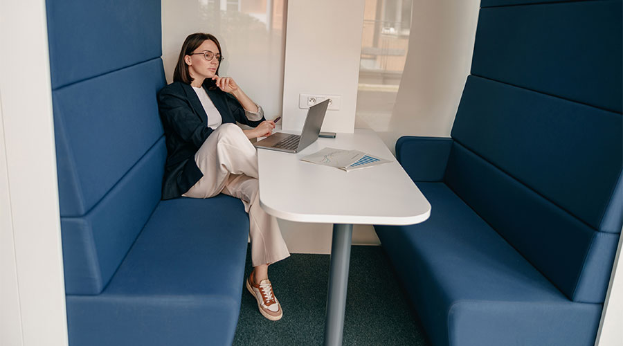 Istock-2163976314_900x500 Phone booth: la soluzione moderna per la privacy negli open space e oltre