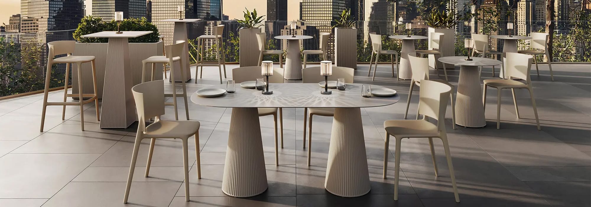 Vondom-gatsby-ramon-esteve-1920x1280_0002_238_17_dining_final2_2000x700 Sedie e tavoli per esterno vondom collezione gatsby