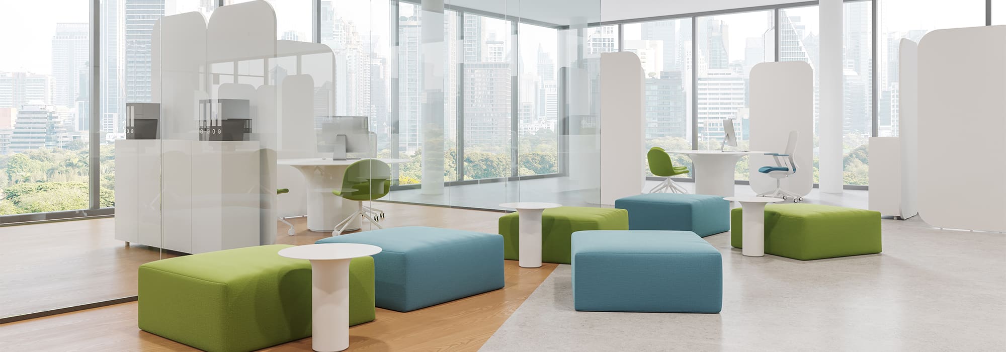 Spazio ufficio open space con pareti vetrate a tutta altezza, soffitto in legno a listelli, postazioni di lavoro bianche e area lounge con pouf verdi e blu, affacciato su skyline urbano.
