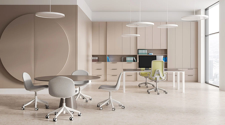 Illuminazione ufficio direzionale con lampade di design e tavolo riunione in ambiente ufficio moderno minimal