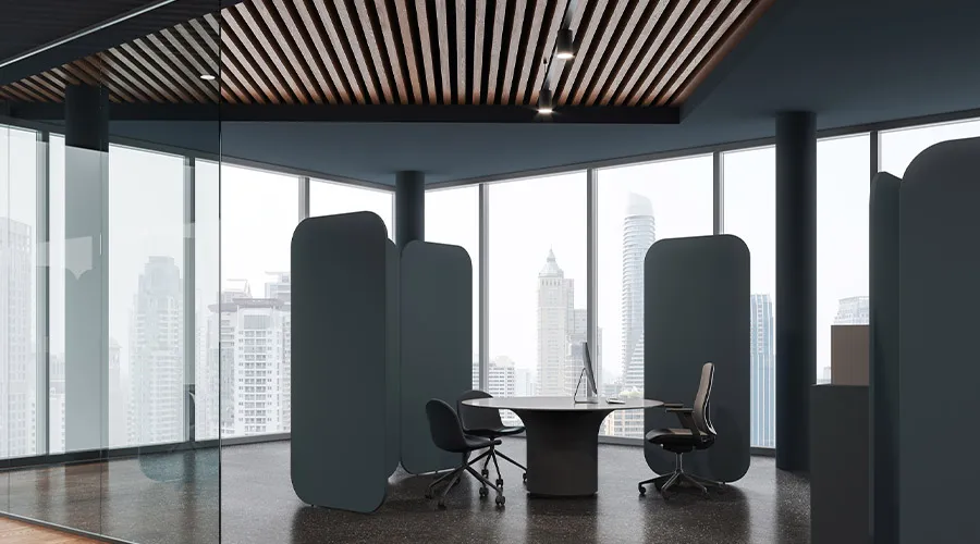 Spazio meeting in ufficio con divisori acustici, tavolo riunioni e grandi vetrate panoramiche in ambiente contemporaneo