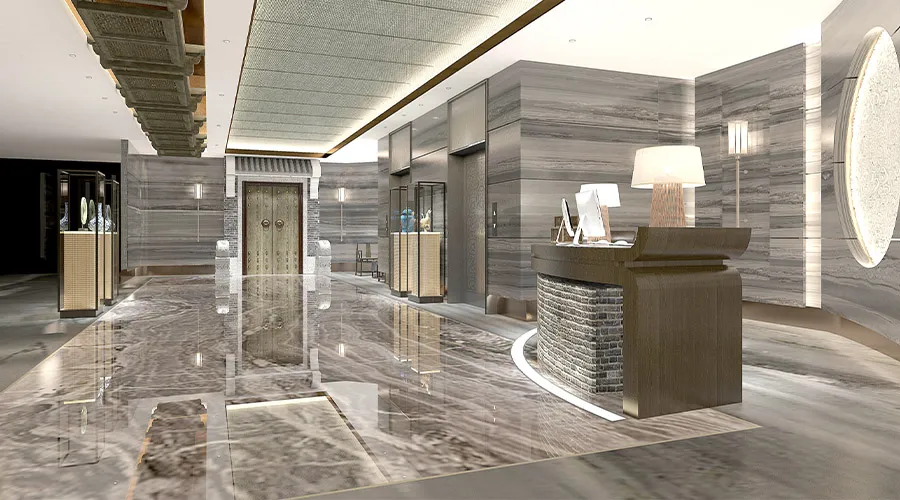 Bancone reception in legno con addetta all’accoglienza in un boutique hotel