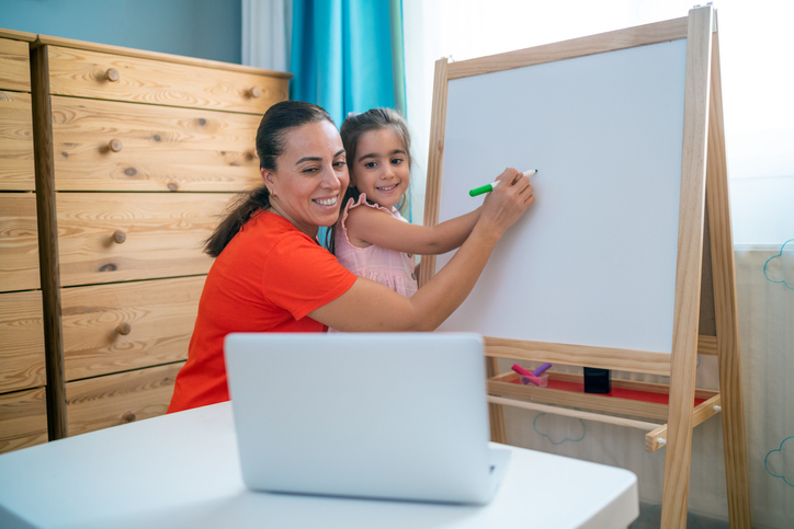 Little girl is homeschooling Le lavagne aiutano anche per l'home shooling