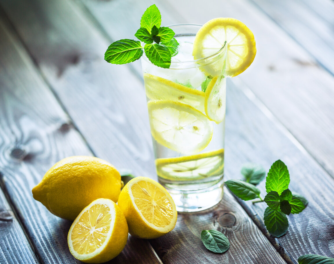Fresh water with lemon and mint Mantenersi idratati è importante, soprattutto in estate