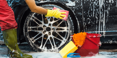 usa un secchio per lavare l'auto