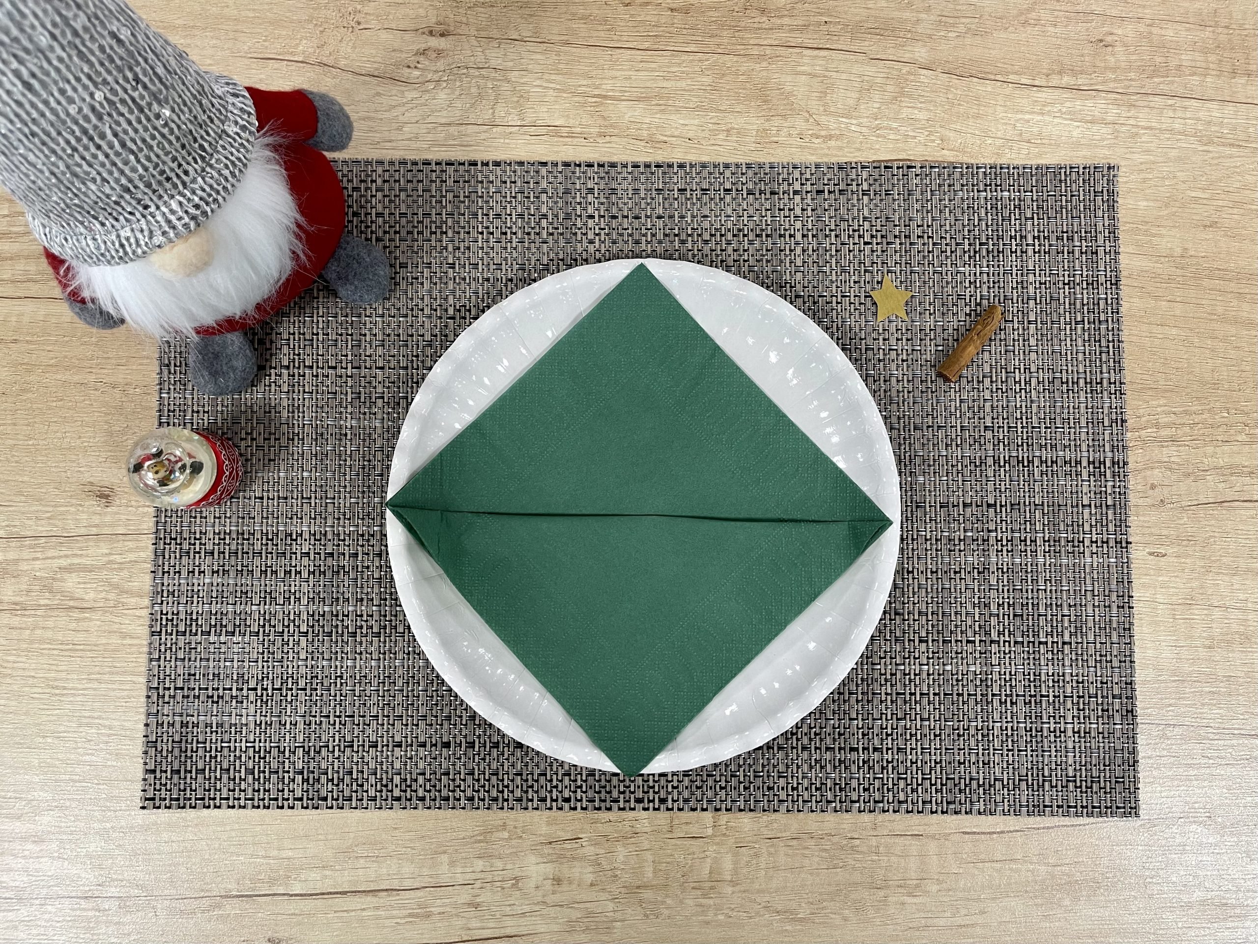 Come piegare un tovagliolo ad albero di Natale - step 2