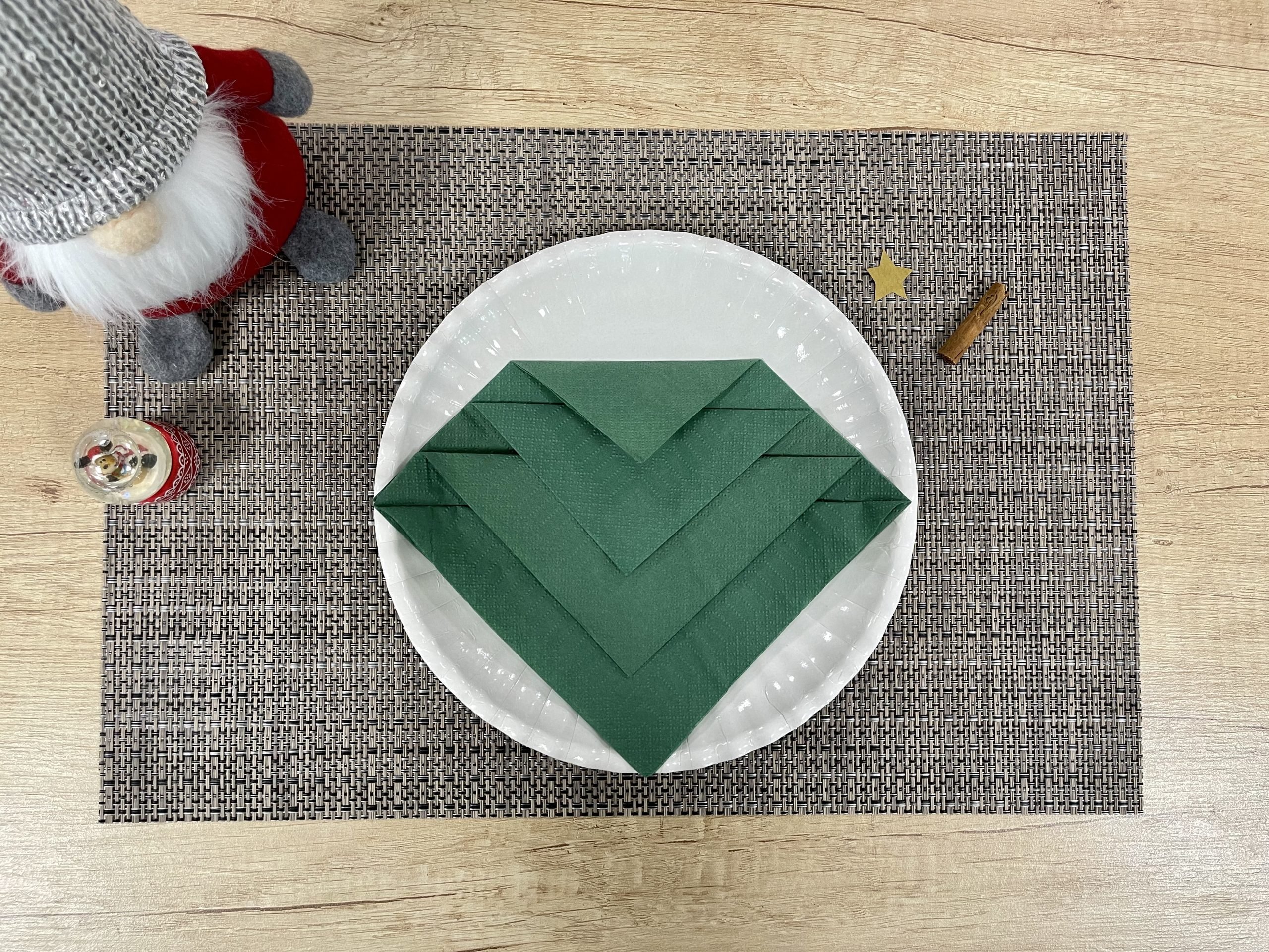 Come piegare un tovagliolo ad albero di Natale - step 3