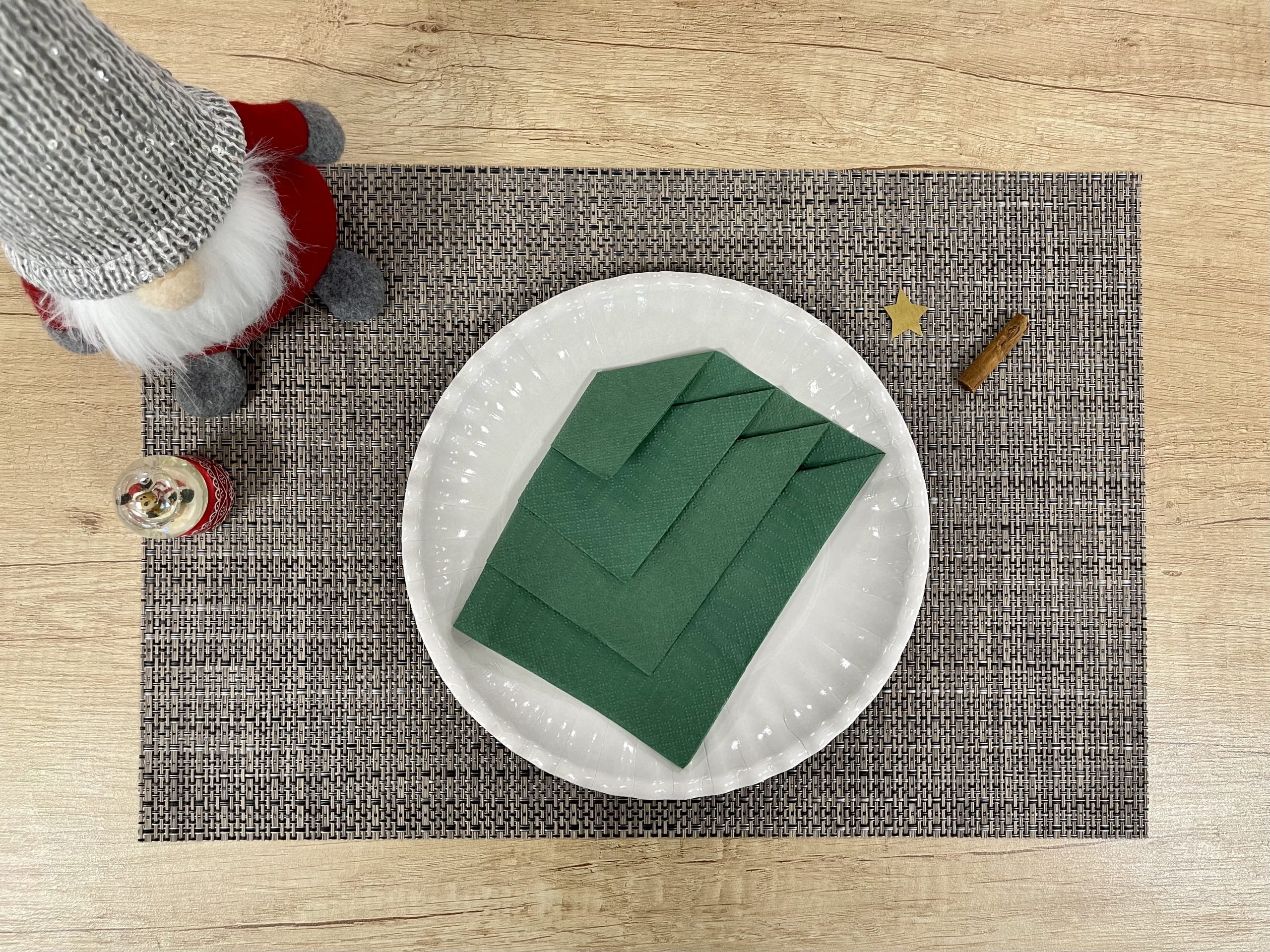 Come piegare un tovagliolo ad albero di Natale - step 4