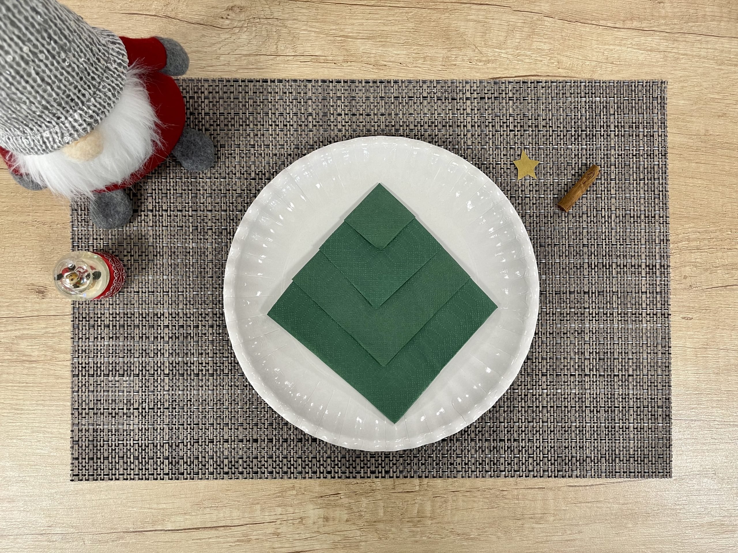 Come piegare un tovagliolo ad albero di Natale - step 5