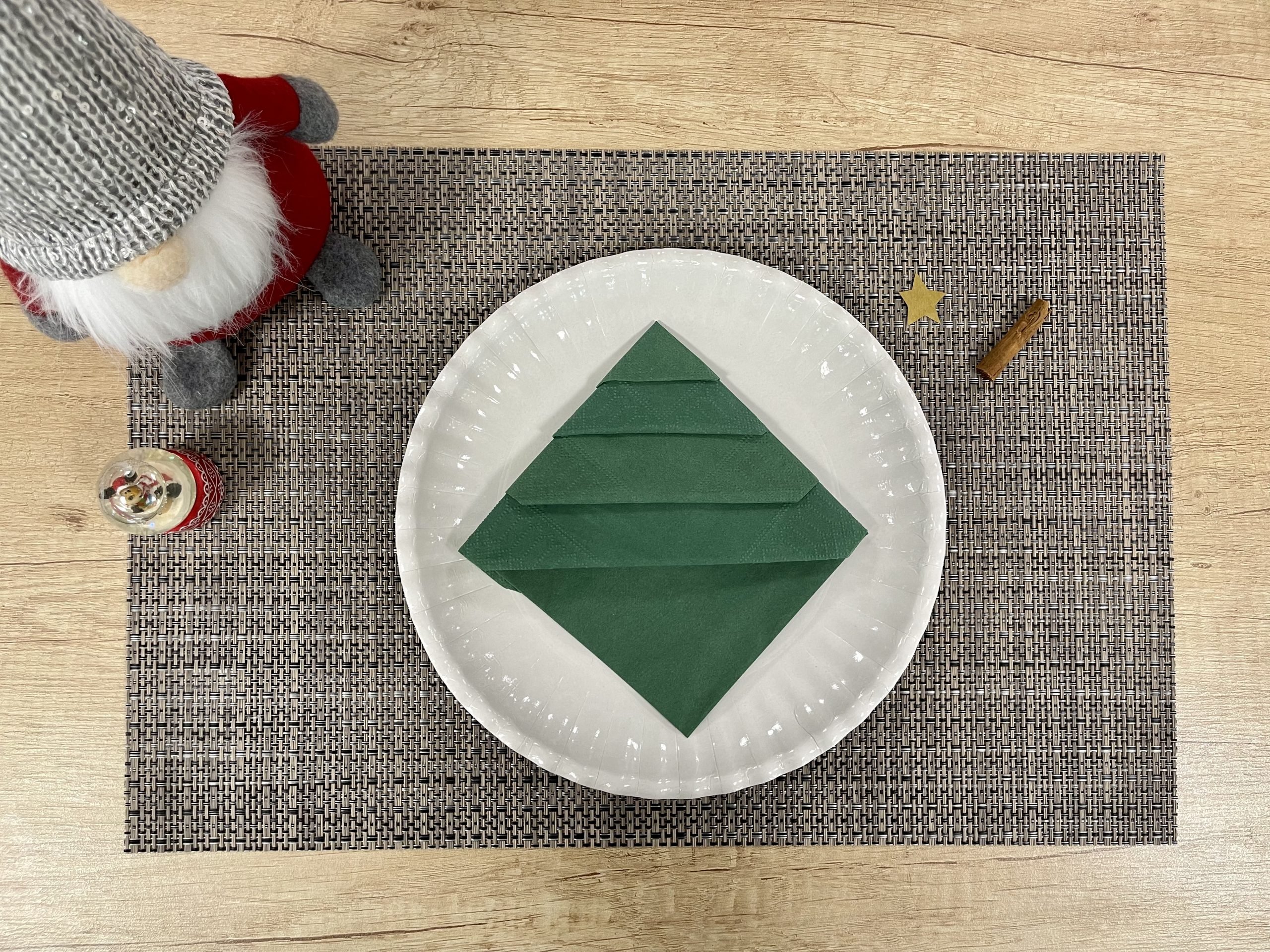 Come piegare un tovagliolo ad albero di Natale - step 6
