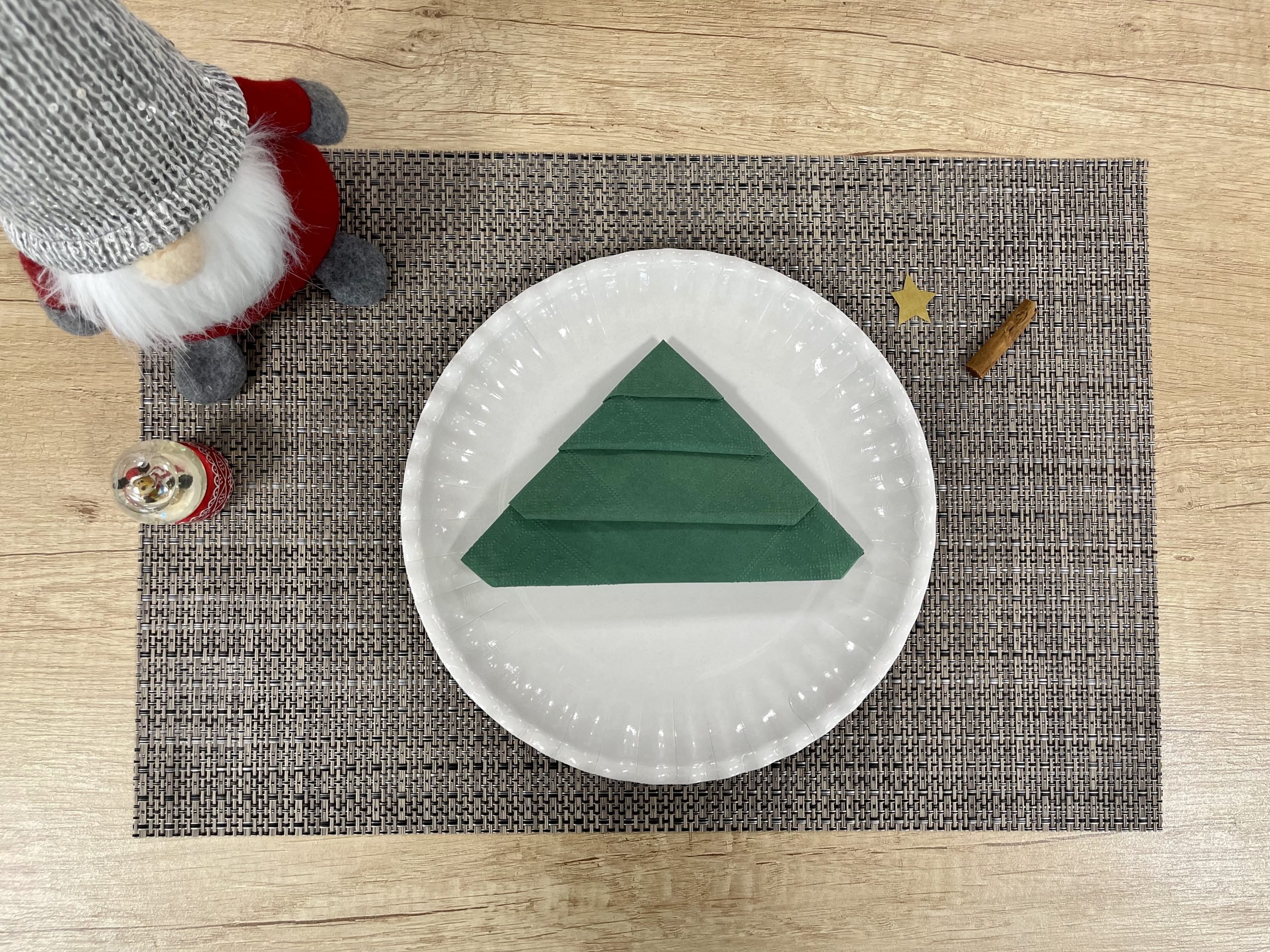 Come piegare un tovagliolo ad albero di Natale - step 7