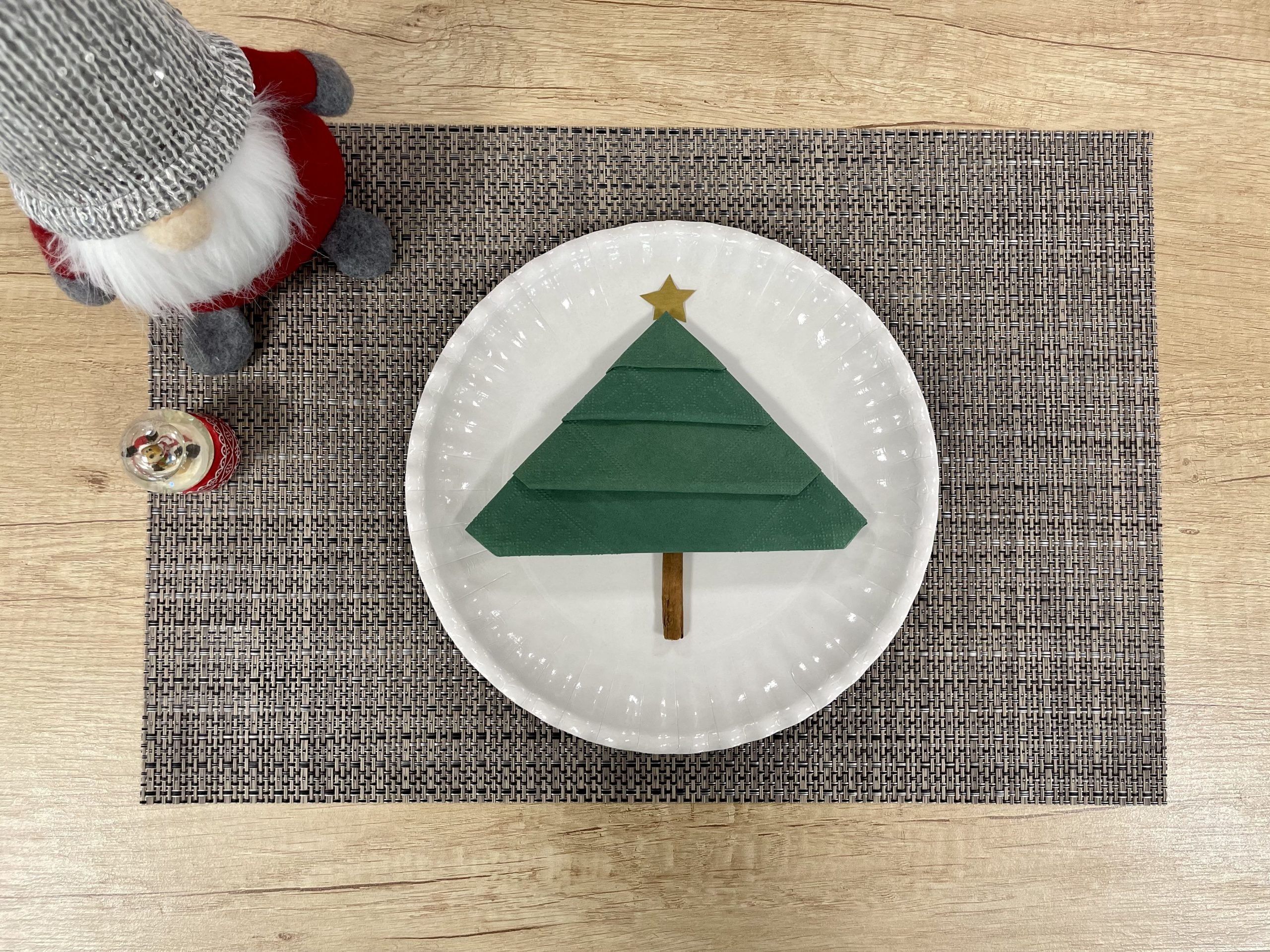 Come piegare un tovagliolo ad albero di Natale - step 8