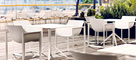 Arredi per esterni nei toni del Pantone dell'anno 2026 Cloud Dancer