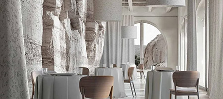 Suggestiva location arredata con toni neutri che si abbinano al Pantone dell'ano 2026 Cloud Dancer