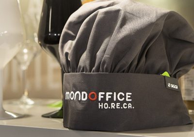 Cappello da chef con logo Mondoffice Ho.Re.Ca. esposto alla fiera Hospitality di Riva del Garda