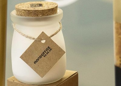 Barattolo decorativo con etichetta Mondoffice Ho.Re.Ca. esposto allo stand durante la fiera Hospitality