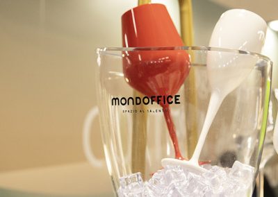 Secchiello con logo Mondoffice e utensili da cucina esposti in un contesto hospitality e ristorazione