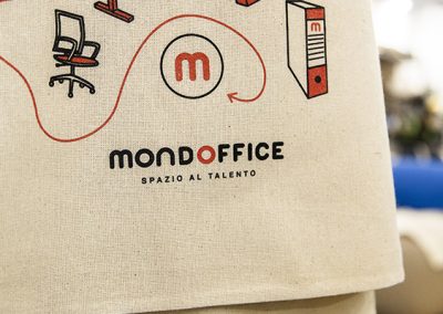 Shopper in tessuto con logo Mondoffice Spazio al Talento esposta durante la fiera Hospitality