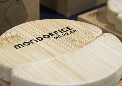Taglia pizza in legno con logo Mondoffice Ho.Re.Ca. esposto alla fiera Hospitality di Riva del Garda