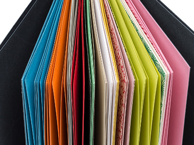 Dettaglio quaderni Fabriano Woodstock con diverse tipologie di carta e colori, visibili in sezione